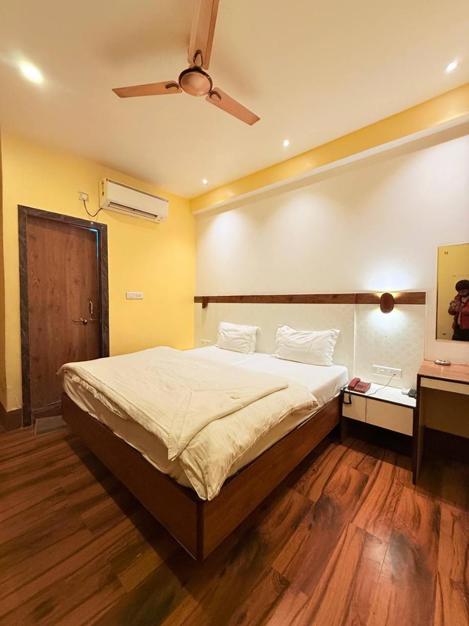 Shivam Hotel Varanasi - Near Kashi Vishwanath Temple With Parking And Lift Exterior foto